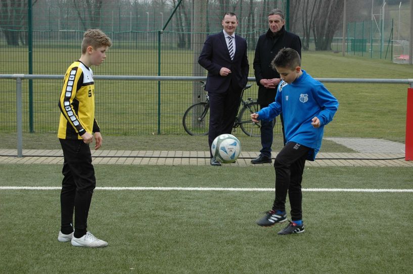 Maurice im gelben Dress und Adam im blauen Pulli üben gemeinsam unter den fachmännischen Blicken der beiden Vereinsmanager von Usti und Dynamo mit dem Ball. Foto: Pohl
