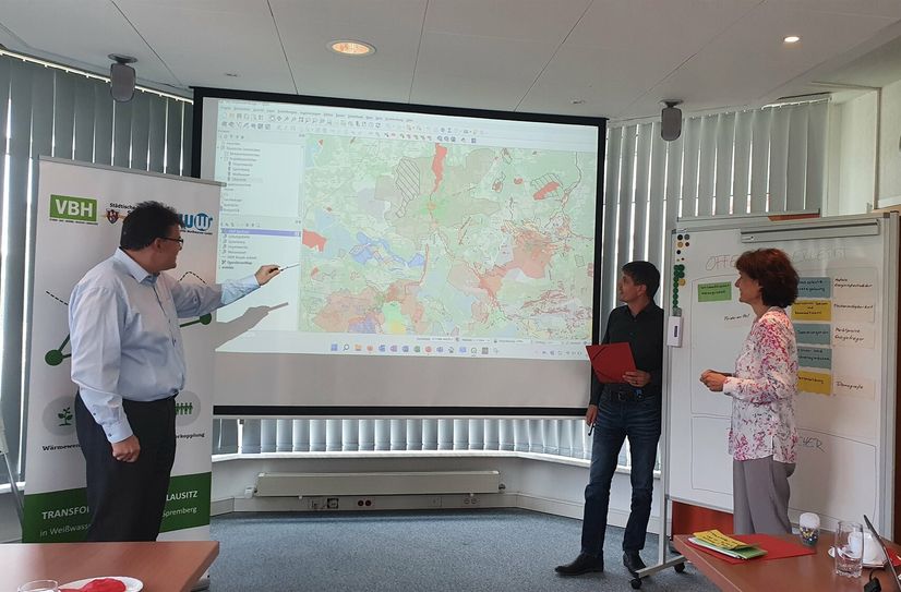 Michael Schiemenz (Stadtwerke Spremberg), Jan Rocktäschel (Versorgungsbetriebe Hoyerswerda)und Katrin Bartsch (Stadtwerke Weißwasser) diskutierten erste Zwischenergebnisse der Transformationsstudie.