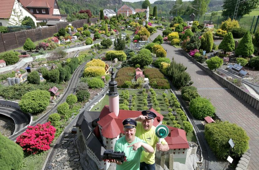 Blick von oben in den Park. Im Vordergrund: Schloss Weesenstein sowie die Inhaber Beatrice und Lothar Hanisch.