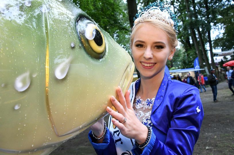 Die amtierende Teichnixe Jenifer Fiebow mit einem Peitzer Glücksbringer. Foto: Amt Peitz