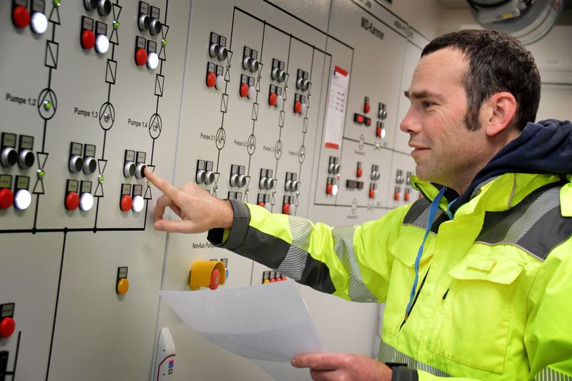 Rainer Aurin, Projektleiter der Stadtentwässerung Dresden, inspiziert das neue Pumpwerk.