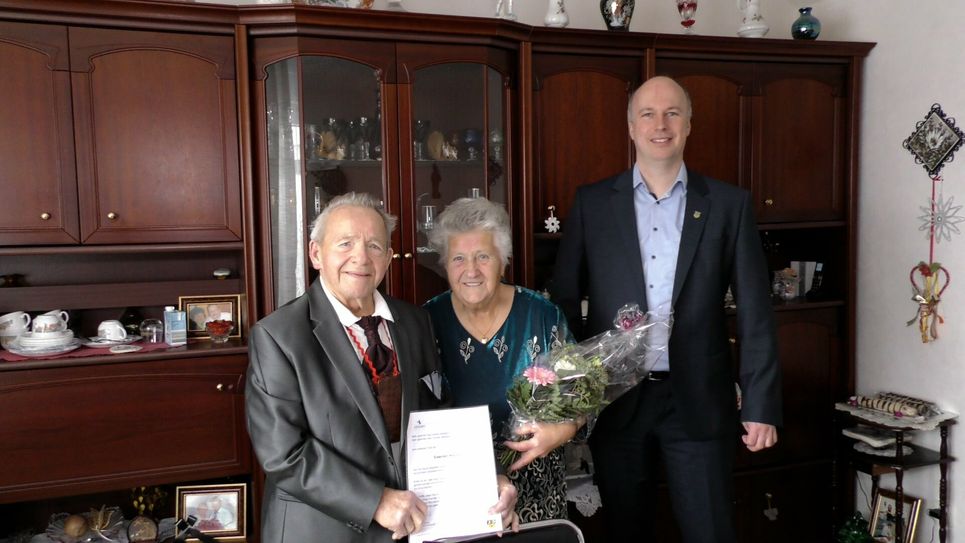 Bürgermeister Mirko Buhr (r.) gratulierte Gisela und Günter Jäntsch zur Eisernen Hochzeit.