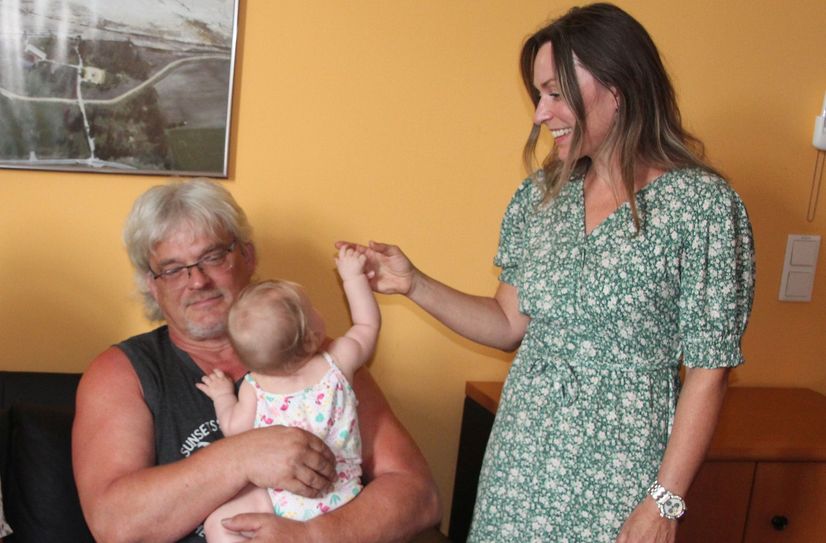 Steffi Paulick vom Pflegekinderdienst betreut unter anderem Familie Kaiser.  Im Bild: Frank Kaiser mit dem derzeitigen Pflegekind der Familie. Foto: C. Zedler