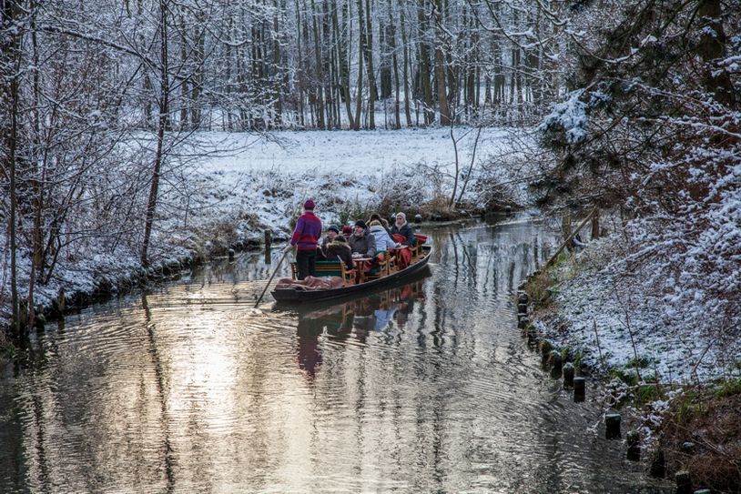 Winterkahnfahrt mit Kakao und Geschichten für die ganze Familie.