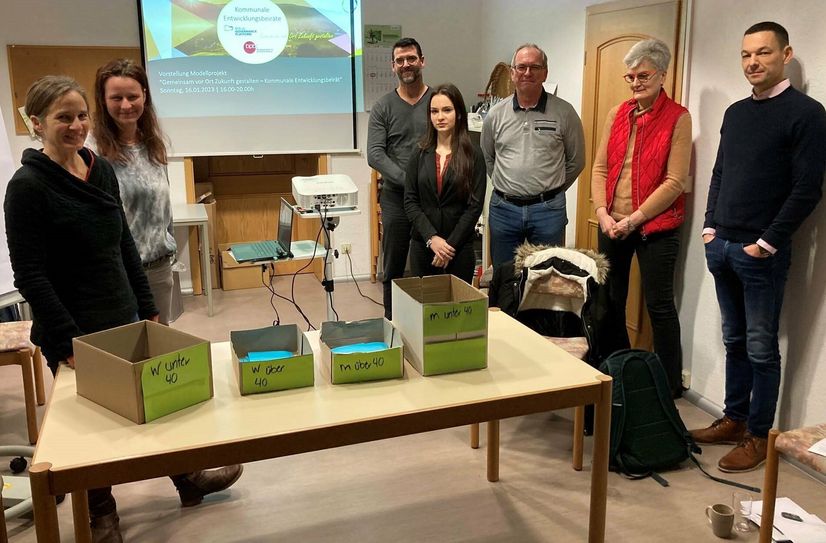 Inga Lutosch (Berlin Governance Platform), Mandy Baumann (Stadtverwaltung Koordinatorin des KEB) und die Mitglieder der Steuerungsgruppe Harald Prause-Kosubek, Emilia Rackel, Klaus Ludwig, Beate Radisch und Lars Beinlich (v.l.n.r.) bei einer Sitzung am 16. Januar.