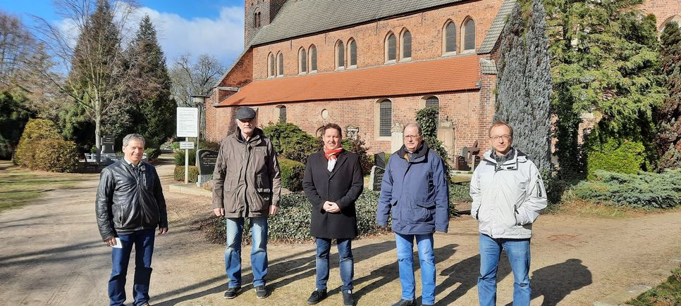 Hannes Walter (Mitte) informierte sich bei Pfarrer Frank Wendel, Bernd Heinke vom Gemeindekirchenrat und Vertretern der Gemeindeleitung über die geplante Sanierung der Stadtkirche St. Marien in Doberlug-Kirchhain:     Foto: Büro Hannes Walter