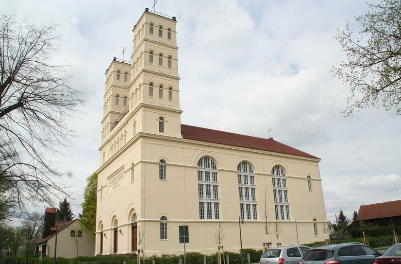 Ostersonntag und Ostermontag wird in die Schinkelkirche Straupitz geladen.