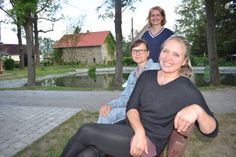 Die Einwohnerinnen Diana Lehmann (vorn) und Bettina Palme (mitte) sowie Petra Muschter von der Gemeindeverwaltung Göda haben es sich im neu gestalteten Dorfplatz gemütlich gemacht.