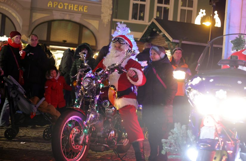 Sie geben Gas für leuchtende Kinderaugen: bei der Sternfahrt der Weihnachtsmänner auf Motorrädern werden 250 Schokoladenmänner verteilt. Der Tross wird am Samstag, 7. Dezember, gegen 16.45 Uhr auf dem Markt erwartet.