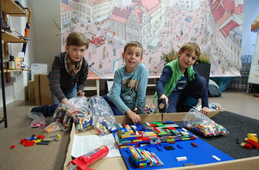 Adrian, Endrik und Richard (v.l.) beim Bau der ersten LEGO-Rampe für die Pirnaer Altstadt.