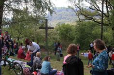 Seit 2014 treffen sich Christen zu Himmelfahrt auf der Lichtung oberhalb vom Schlosspark Thürmsdorf – dort steht mittlerweile ein Eichenkreuz.