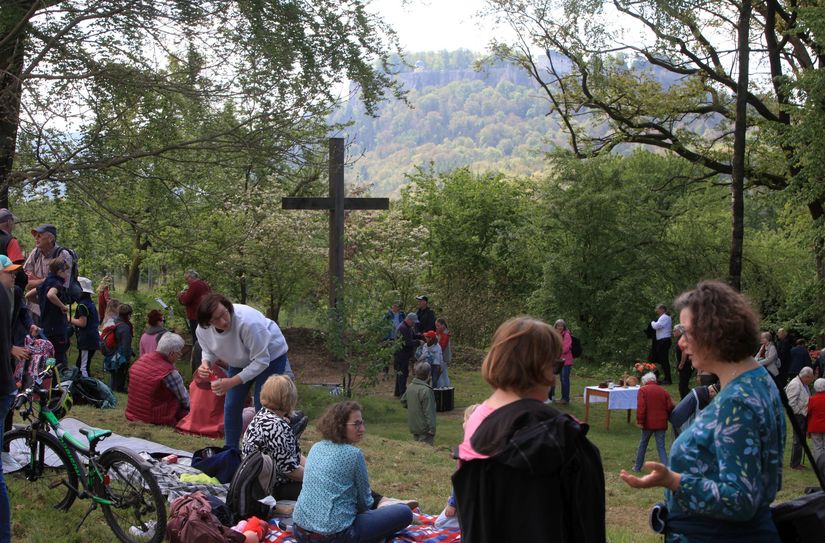 Seit 2014 treffen sich Christen zu Himmelfahrt auf der Lichtung oberhalb vom Schlosspark Thürmsdorf – dort steht mittlerweile ein Eichenkreuz.