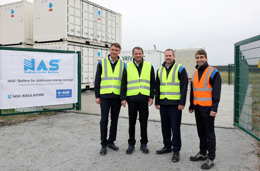 Dr. Frank Prechtl (Geschäftsführer der BASF Stationary Energy Storage GmbH), Jürgen Fuchs (Vorsitzender der Geschäftsführung der BASF Schwarzheide GmbH),  Dr. Daniel Schönfelder (Senior Vice President Battery Base Metals &amp; Recycling) und Dr. Robert Preusche (Leiter Energietransformation bei der BASF in Schwarzheide) bei der Besichtigung des NAS-Speichers.
