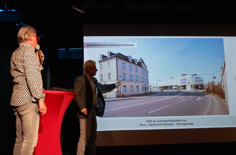 Architekt Uwe Seidel (li.) und Moderator Peter Ufer präsentieren die Vision des ZOB als zentralen Mobilitäts-Hub.