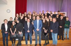 Sachsens Kultusminister Conrad Clemens (5. v. li.) bei seinem Besuch am Pestalozzi-Gymnasium Heidenau mit Schulleiter Erik Richter (re.) und dem Schulchor. Mit dabei waren auch Heidenaus Bürgermeister Jürgen Opitz (4. v. li.) und die stellvertretende Bürgermeisterin Marion Franz (li.).