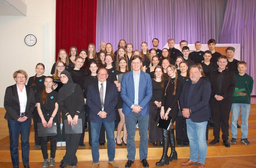 Sachsens Kultusminister Conrad Clemens (5. v. li.) bei seinem Besuch am Pestalozzi-Gymnasium Heidenau mit Schulleiter Erik Richter (re.) und dem Schulchor. Mit dabei waren auch Heidenaus Bürgermeister Jürgen Opitz (4. v. li.) und die stellvertretende Bürgermeisterin Marion Franz (li.).