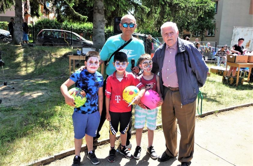 Drei glückliche und überraschte Jungs: Mateo, Oliver und Thomas sowie Klaus Fiedler; dahinter Miroslav Grajcar (v.li.).