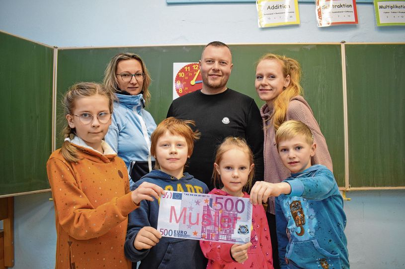 Nadine Schimmel vom Schulförderverein (hinten links) freut sich mit den Kindern über die Spende von Martin und Cathleen Wunde vom Jägerhof