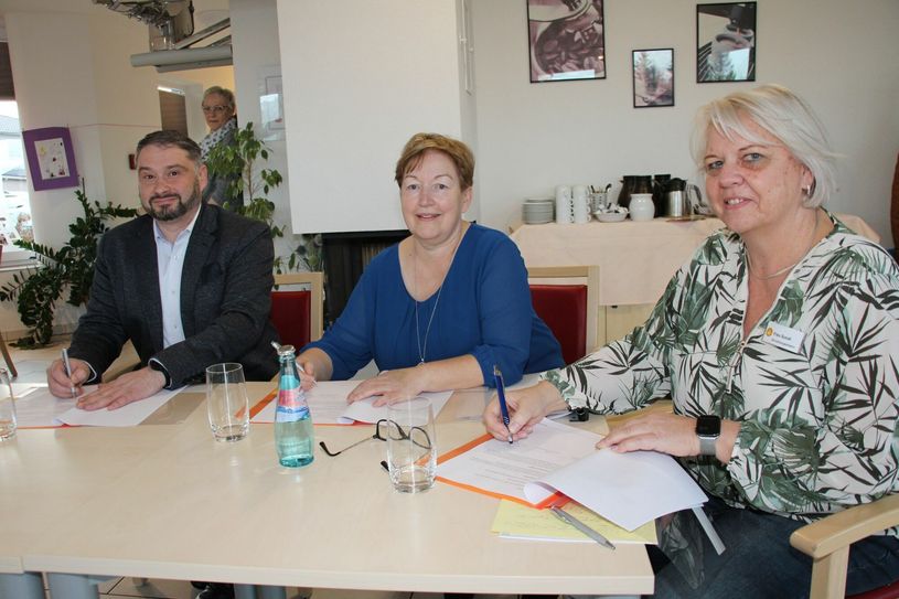 Unterzeichnen den Kooperationsvertrag für das Projekt »Generationenbrücke« (v.l.n.r.): Amtsdirektor Christian Konzack, Kita-Leiterin Ramona Kolb sowie Karola Susat, Einrichtungsleiterin der MED Seniorenresidenz in Ruhland.