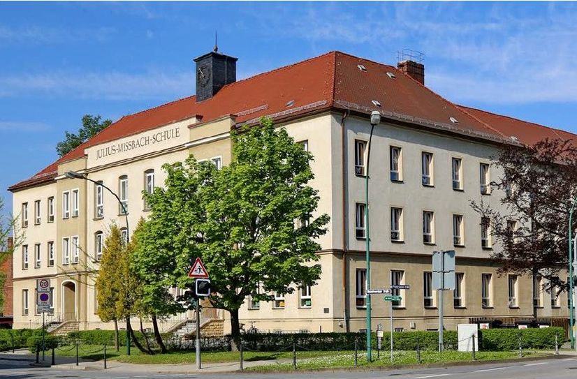 Das Gebäude der Julius-Mißbach-Grundschule in Neustadt in Sachsen wird 150 Jahre alt.