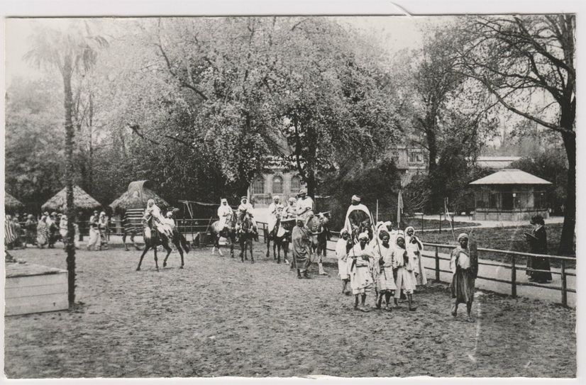 Fotografie einer Völkerschau im zoologischen Garten um 1900.