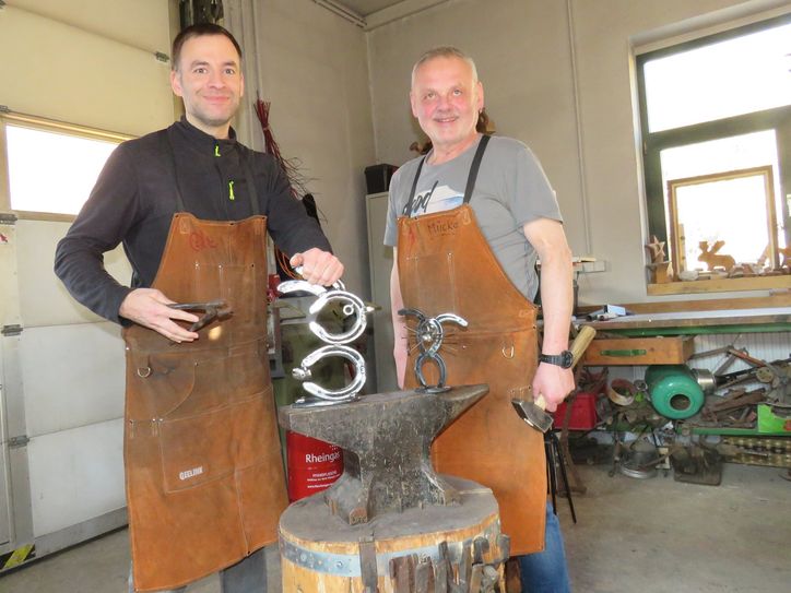 Christoph Semper (l.) vom Regionalteam und Teamchef Andreas Mikus in der Schmiedewerkstatt des Netzwerkes in Bischofswerda.Foto: Matthias Stark