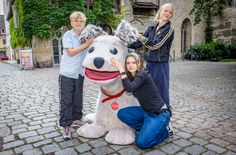 Marie (16), Camilo (11) und Ava (18) mit dem XXL-Struppi vor dem Stadtmuseum Pirna.