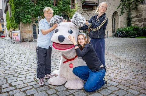 Marie (16), Camilo (11) und Ava (18) mit dem XXL-Struppi vor dem Stadtmuseum Pirna.