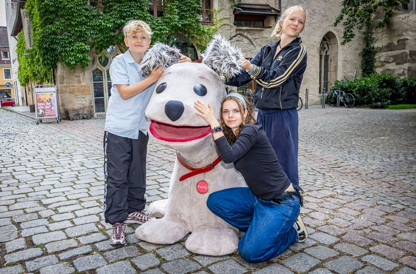 Marie (16), Camilo (11) und Ava (18) mit dem XXL-Struppi vor dem Stadtmuseum Pirna.