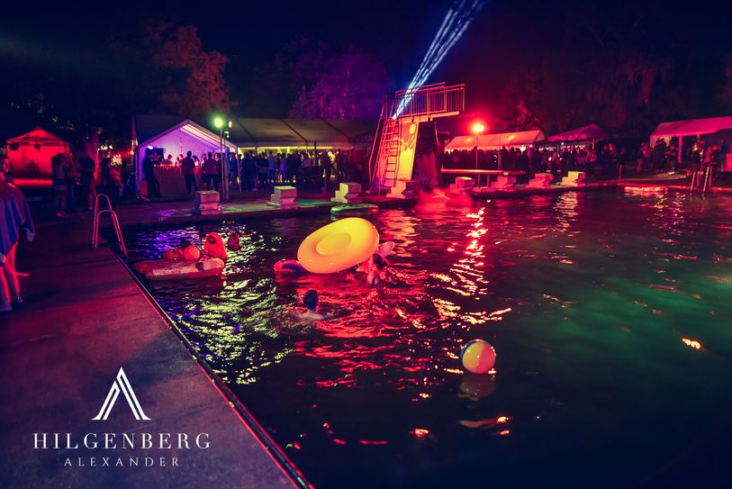 Es ist ein besonderes Feeling für die Gäste der Wachauer Mondscheinparty: in der Nacht zu flotter Disco-Musik im Freibad herumzuplanschen.
 Foto: Alexander Hilgenberg