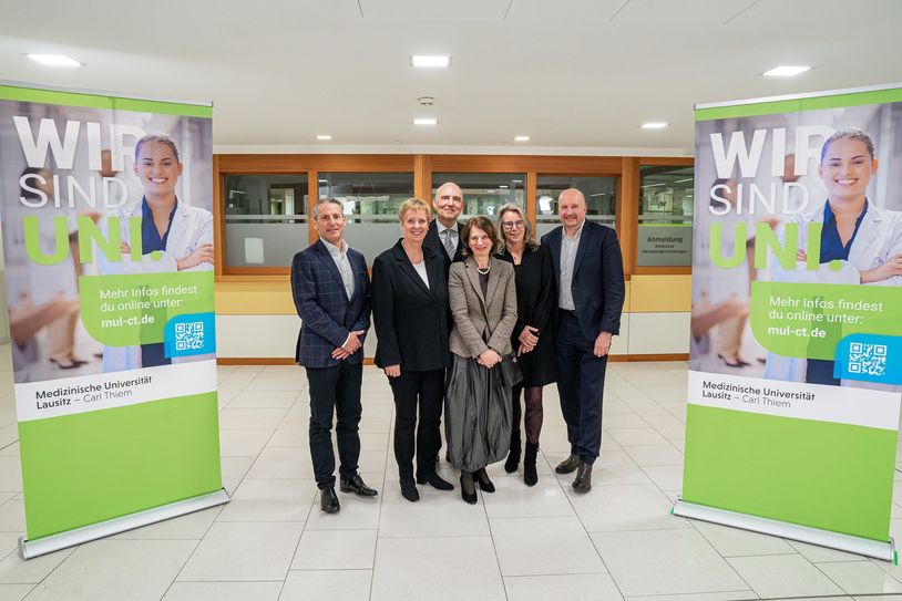V. l.: Dr. Alexander Hewer (kaufmännischer Vorstand / stellv. Vorstandsvorsitzender), Prof. Dr. Ulrike Gutheil (Gründungsvorstand Universitärer Strukturaufbau), Prof. Dr. mult. Eckhard Nagel (Vorstandsvorsitzender und Vorstand Krankenversorgung), Prof. Dr. Adelheid Kuhlmey (Gründungsvorstand Wissenschaft), Andrea Stewig-Nitschke (Pflegevorstand) und Martin Peuker (Digitalisierungsvorstand).