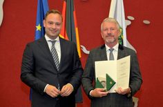 Uwe Saegeling (re.) mit Landtagspräsident Alexander Dirks.