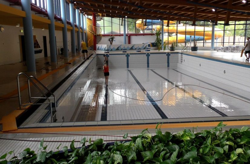Das Wasser ist raus, das Becken wird gereinigt.