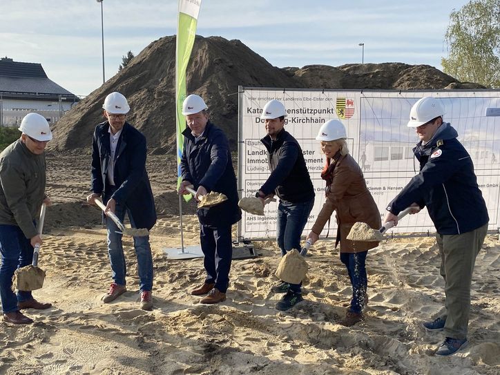 Starteten mit dem symbolischen Spatenstich den Neubau eines Stützpunktes für den Katastrophenschutz in Doberlug-Kirchhain v.l.n.r.: Fred Richter, stellvertretender Bürgermeister Doberlug-Kirchhain, Marco Hanke, Ordnungsamtsleiter LKEE, Landrat Christian Jaschinski, Bauleiter Schütz, Planungsbüro Klemm&Hensen Leipzig, Bianka Sebischka-Klaus, Vorstandsvorsitzende und Jens Kauder, Kreisbereitschaftsleiter, beide DRK-Kreisverband Lausitz e.V..