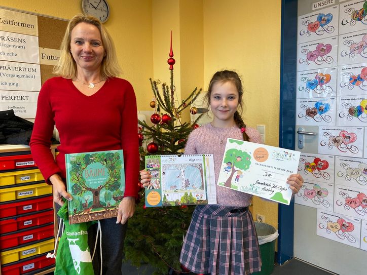 Daniela Blasek (enviaM/MITGAS Bildungsprojekte) mit Gewinnerin Jette (9 Jahre).