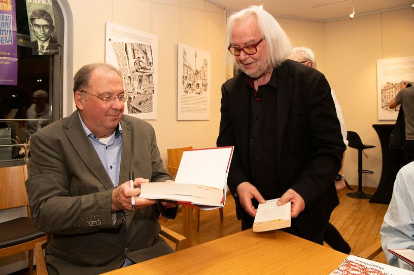 Biograf Dr. Reiner Stach (L) mit Pfarrer Christoph Polster