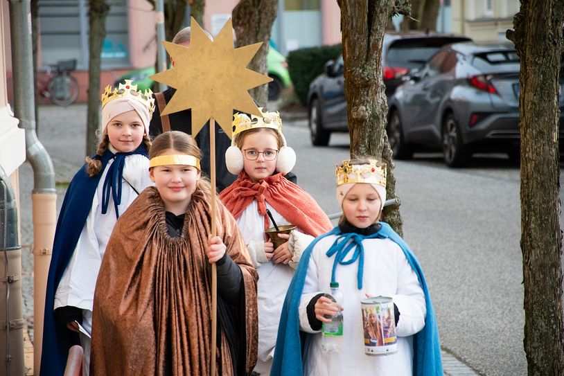 Ankunft der Sternsinger am Kreishaus.