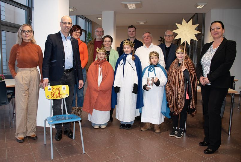 Roland Neumann (2.v.l.), Erster Beigeordneter des Landkreises, begrüßte die Sternsinger in der Kreisverwaltung. Der Stuhl vor ihm soll symbolisch auf die Rechte von Kindern in aller Welt aufmerksam machen.