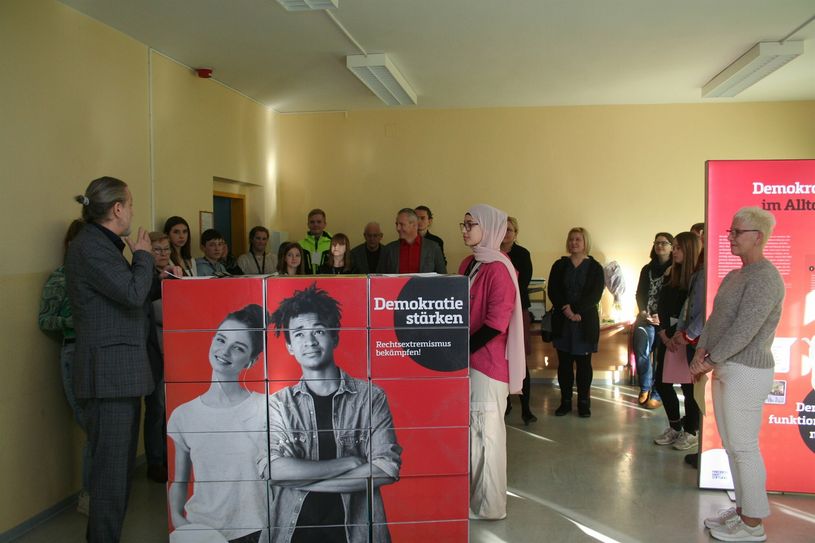Schüler führen die Gäste durch die Ausstellung und erklären, welche wichtigen Elemente zu einer funktionierenden Demokratie gehören.