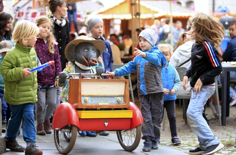 Der sprechende Elefant Jochen radelt zum Herbstzauber durch die Pirnaer Gassen.