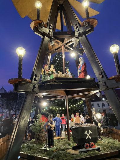 Die Pyramide in Großräschen gehört zum Weihnachtsmarkt dazu.