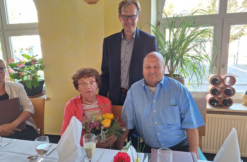 Diese Überraschung ist gelungen: Zum seltenen Ehe-Jubiläum gratuliert auch Senftenbergs Bürgermeister Andreas Pfeiffer. Am Hochzeitstag vor 60 Jahren von Christa und Bodo Günther hatte es geschneit.