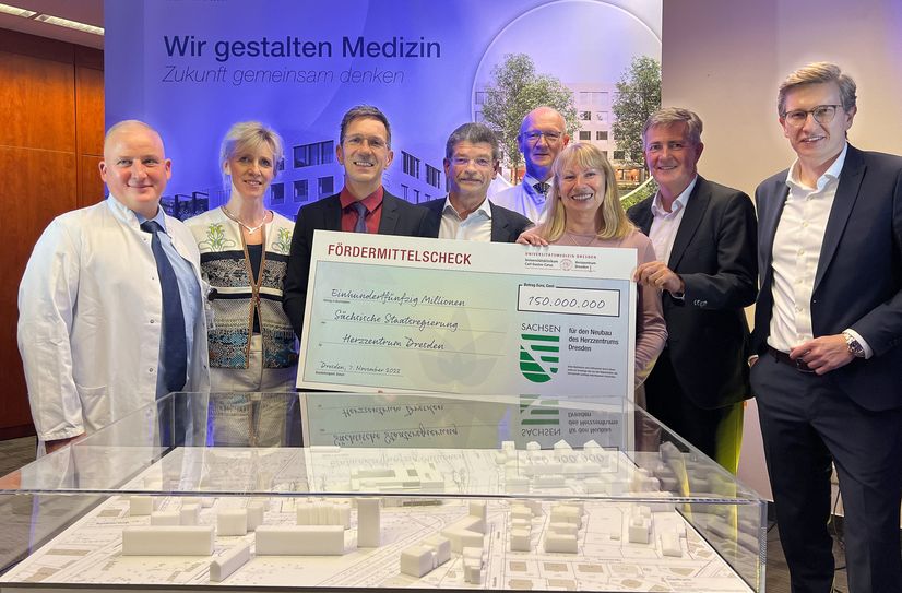 Übergabe der Fördermittel (v.r.n.l.): Oliver Wehner (Geschäftsführer Herzzentrum Dresden), Thomas Lemke (Vorstandsvorsitzender Sana Kliniken AG), Petra Köpping (Staatsministerin), Prof. Dr. Klaus Matschke (Direktor Klinik für Herzchirurgie am Herzzentrum Dresden), Dr. Roland Bantle (Sana Clustergeschäftsführer Sachsen/Vogtland), Prof. Axel Linke (Ärztl. Direktor Herzzentrum Dresden), Kerstin Steiding (Pflegedirektorin Herzzentrum Dresden) und Prof. Dr. Jens Faßl (Direktor des Instituts für Kardioanästhesiologie).  Foto: PR