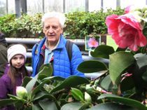 Die Schülerin Kira mit dem Landesvorsitzenden des Blinden- und Sehbehindertenverbandes Sachsen, Andreas Schneider, im Kamelienhaus in Königsbrück.
Foto: Matthias Stark