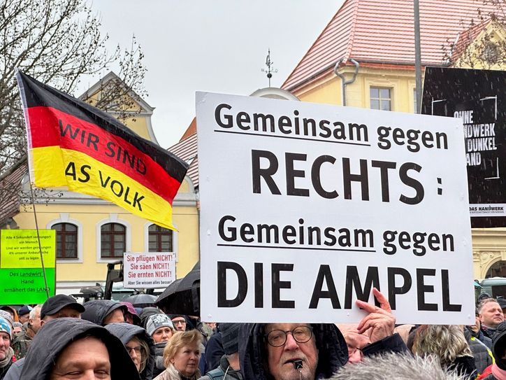 Die Mittelstandsinitiative Brandenburg hatte zu einer Protestkundgebung gegen die Politik der Bundesregierung auf den Cottbuser Altmarkt aufgerufen. Die Stimmung war aufgeheizt. Die Veranstalter verwahrten sich mehrfach, in »die rechte Ecke« geschoben zu werden.
