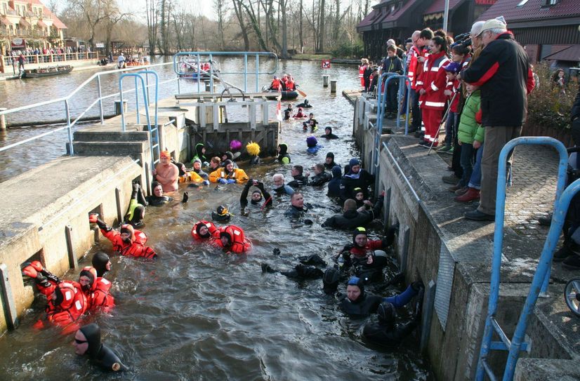 Durch die Schleuse am Ernst-von-Houwald-Damm geht es für die Teilnehmer bis zur Feuerwache Am Kleinen Hain.