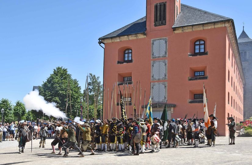 Etwa 320 Darsteller aus dem In- und Ausland lassen es beim Historienspektakel lautstark knallen.