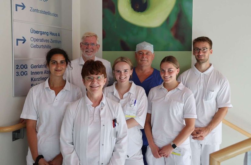 Prof. h.c. Hans-Ulrich Schmidt (2.v.l.), Dr. Andreas Jänisch (3.v.r.) und Dr. Heike Marquaß (vorn) begrüßen die Medizinstudenten Ludovica Alfieri, Luise Hoppe, Sophie Allgöwer und Johannes Amann an der Klinik in Forst.