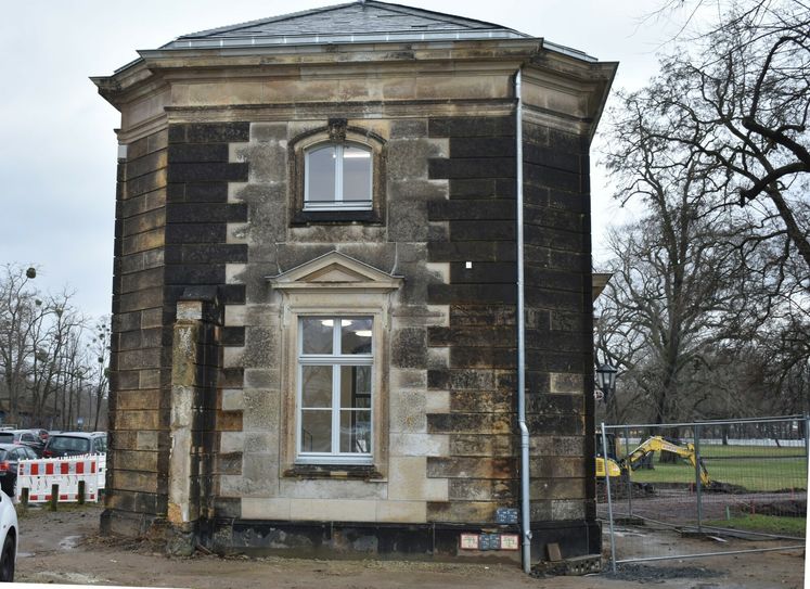 Saniertes Torhaus am Blüherpark