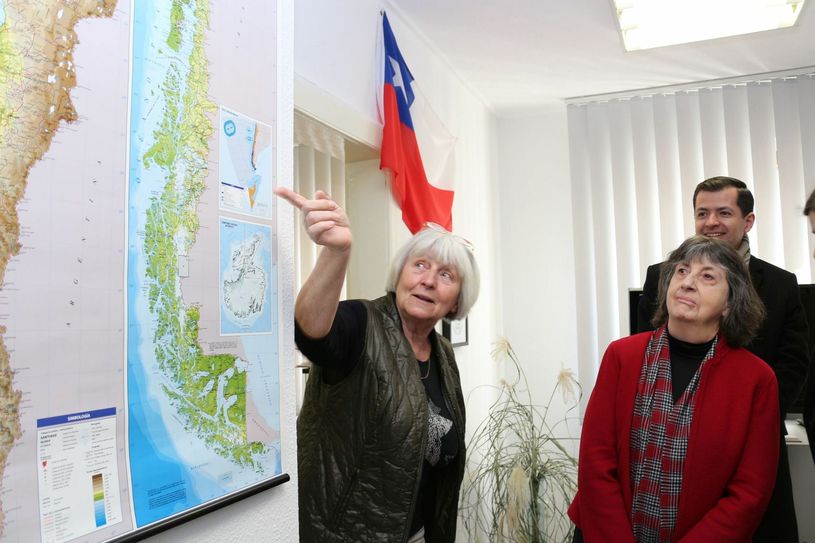Erika Förster (l.) in ihrem Element: Die »Anwandter-Expertin« des Heimatvereins erläutert der Botschafterin der Republik Chile in Deutschland, ihre Exzellenz Frau Botschafterin Cecilia Mackenna Echaurren, die Anwandter-Ausstellung im »Haus der Heimatgeschichte«. Der Besuch fand am 21. März 2019 statt. Foto: Stadt Calau / Jan Hornhauer